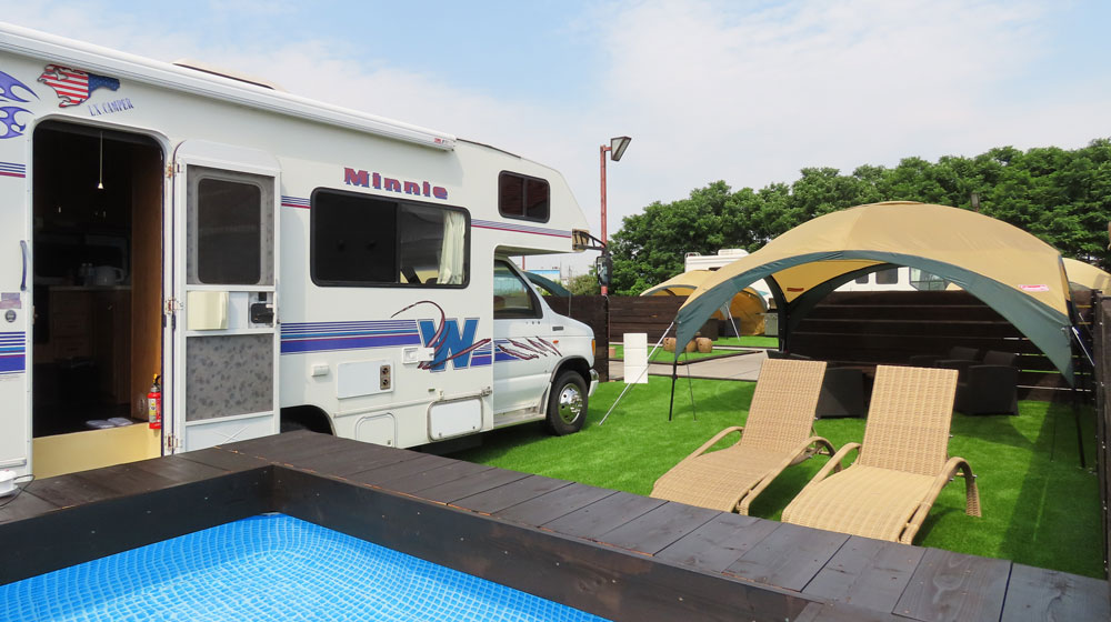 キャンピングカー・テント・プール付きのプライベート空間
