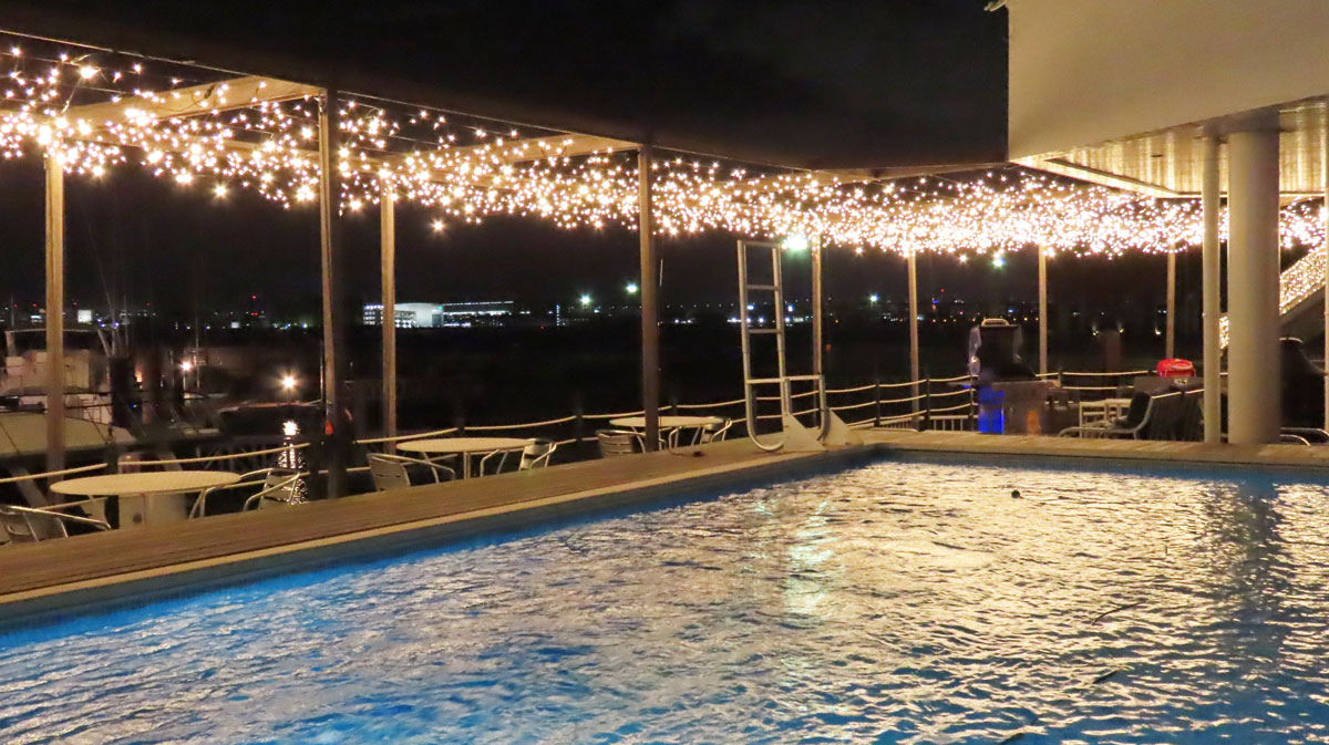 夜のライトアップされたプール