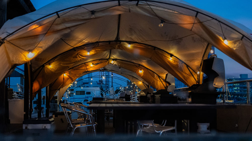 海が見える開放的なテラス席